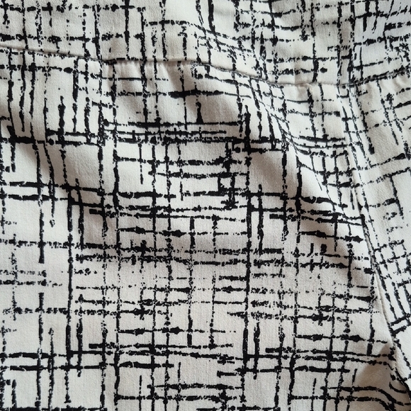 Monochrome Abstract Ladies Capri's - Picture 3 of 4